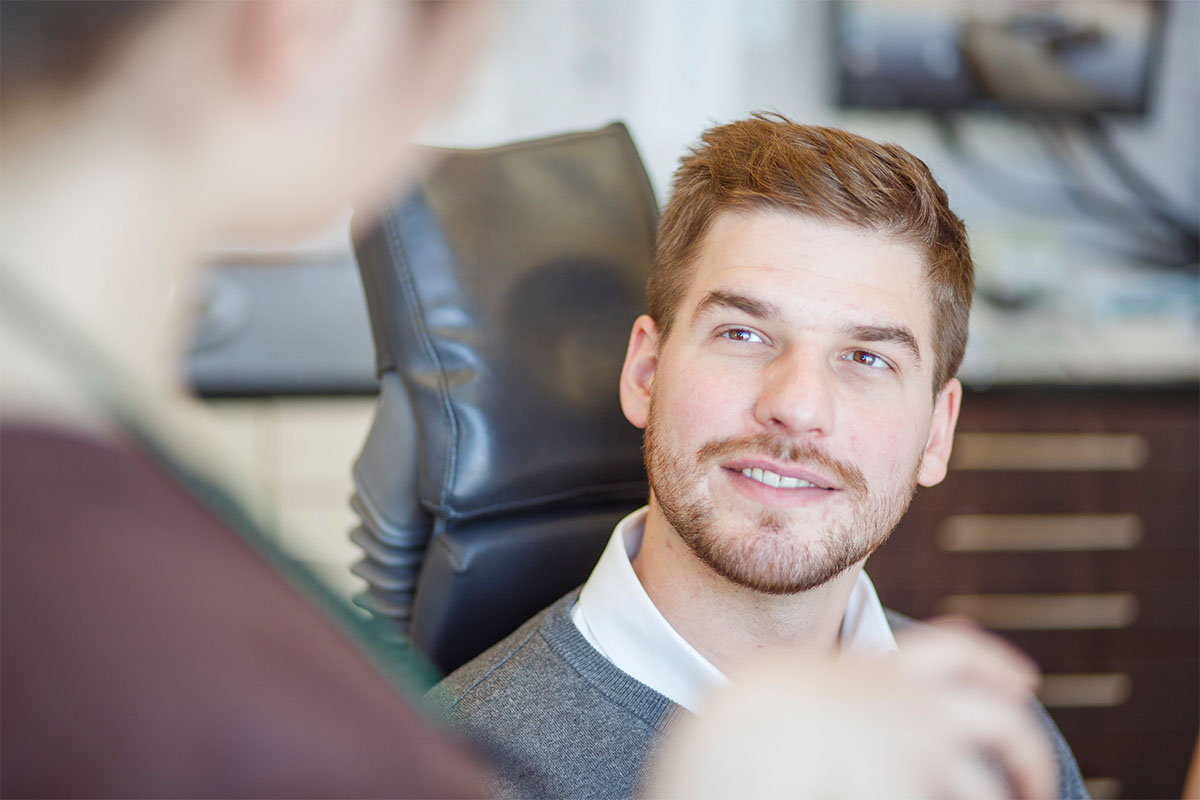 Patient erkennt Vorteile von Biologischer Zahnmedizin Hannover