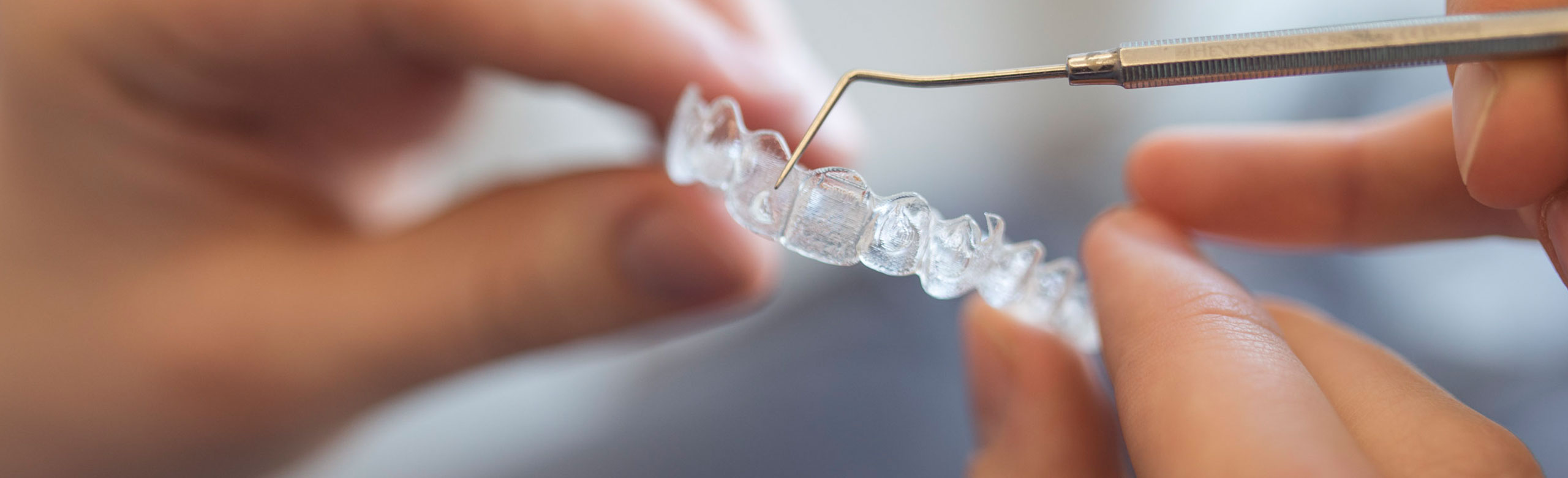 Anpassung der Zahnschienen für Invisalign Go Behandlung Hannover