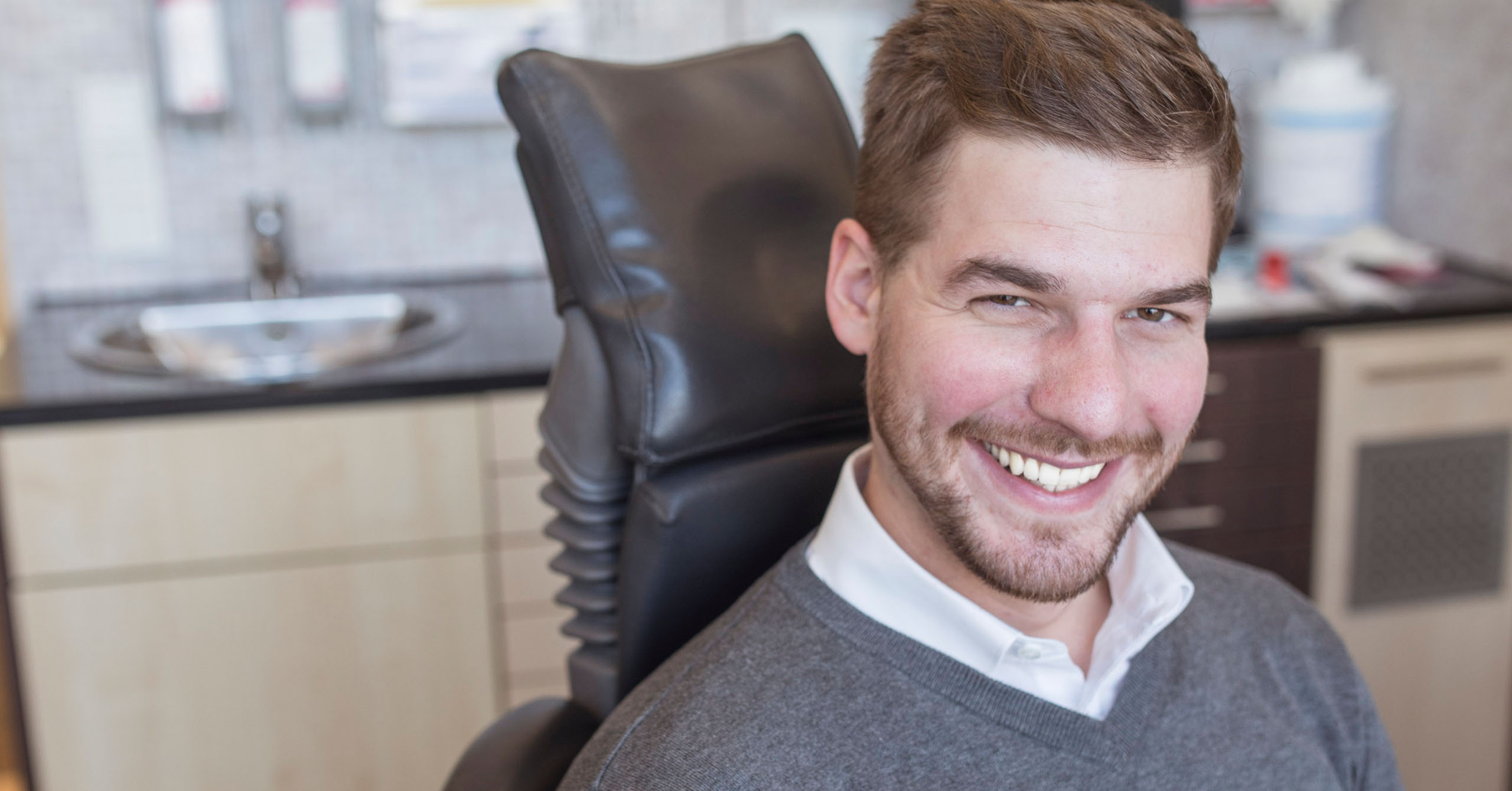 Nach Behandlung mit Invisalign Go Hannover lächelt Patient mit geraden Zähnen