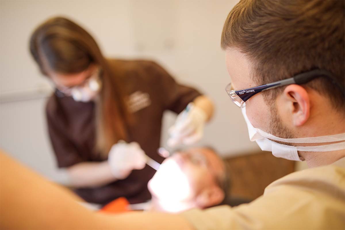 Regelmäßige Zahnreinigung hilft bei Mundgeruch-Sprechstunde Hannover