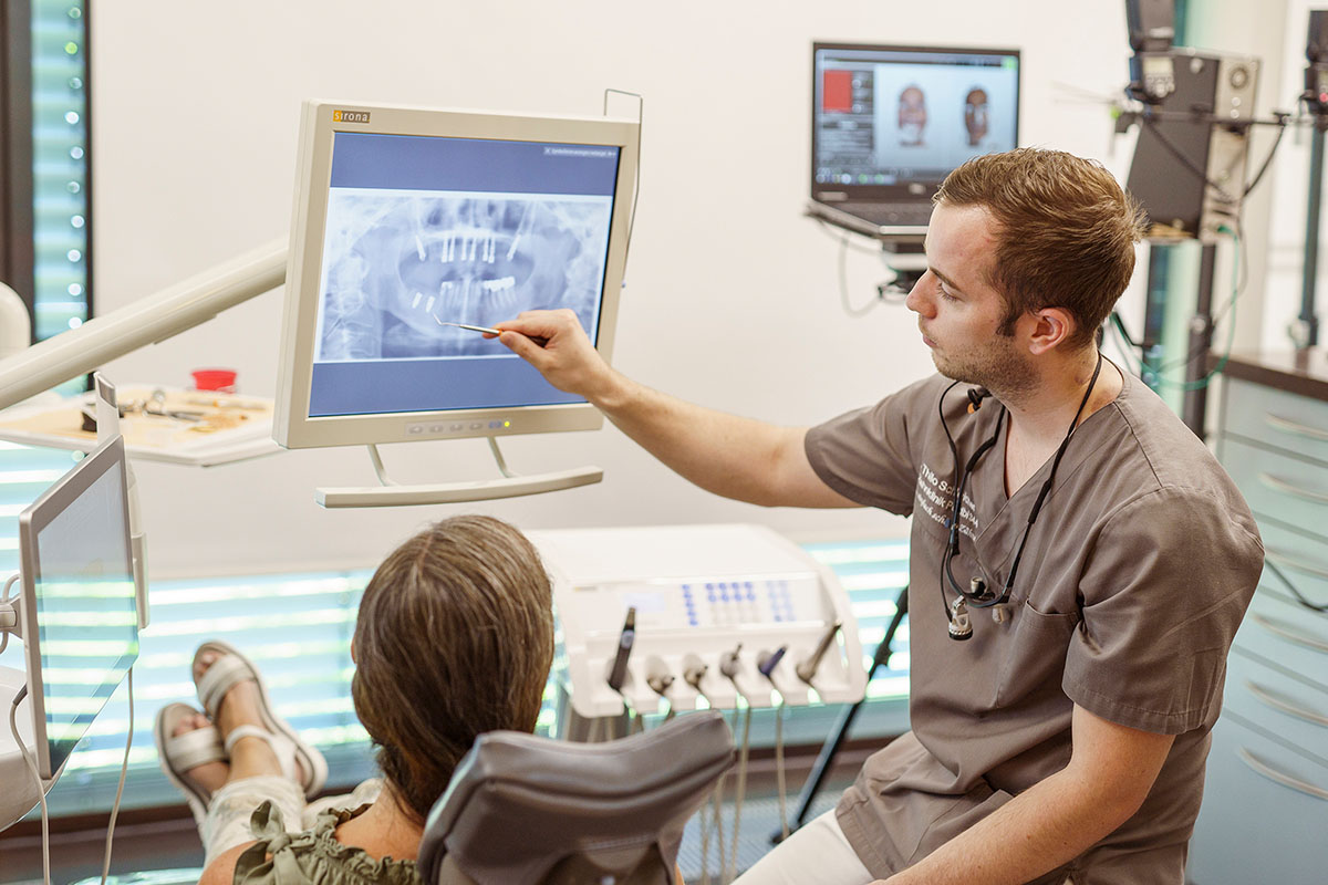 Zahnarzt erklärt Behandlung feste Zähne an einem Tag Hannover (All on 4)