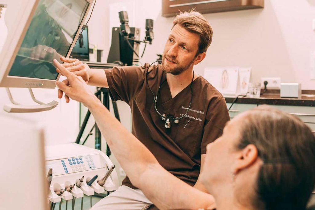 Zahnarzt erklärt Möglichkeiten mit Zahnimplantaten Hannover