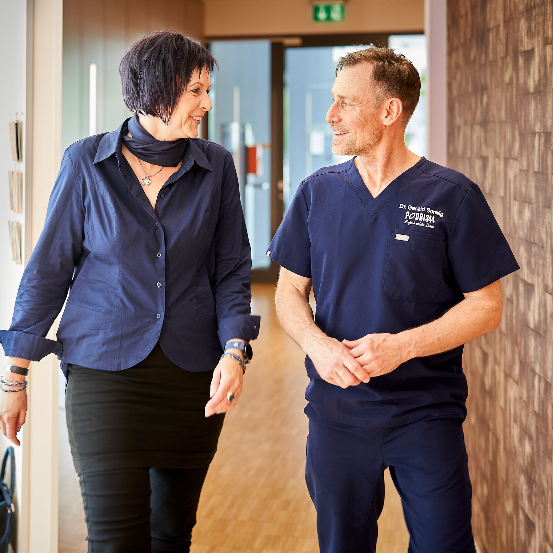Zahnarzt Dr Gerald Schillig im Gespräch mit einer Patientin in seiner Zahnarztpraxis Podbi344 in Hannover