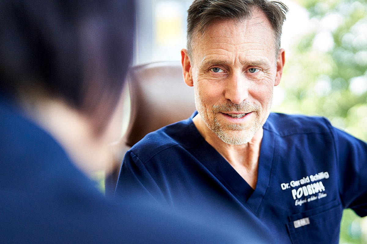 Zahnarzt Dr Gerald Schillig von der Zahnarztpraxis Podbi344 in Hannover lächelt. Kompetente Zahnmedizin für Ihre Mundgesundheit.