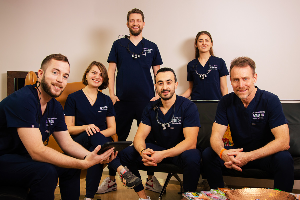 Das freundliche Zahnarztteam der Zahnarztpraxis Podbi344 in Hannover freut sich auf Ihren Besuch.