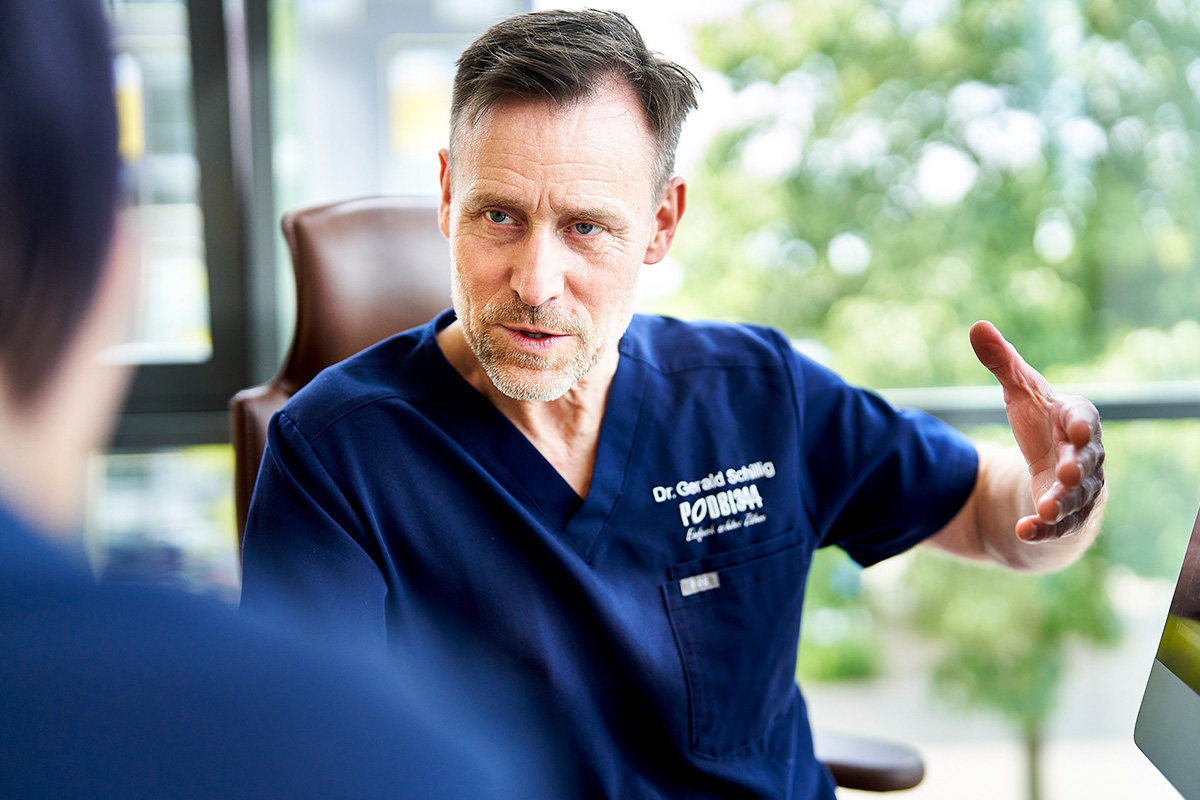Zahnarzt Dr. Gerald Schillig von der Zahnarztpraxis Podbi344 in Hannover erklärt eine Zahnbehandlung..