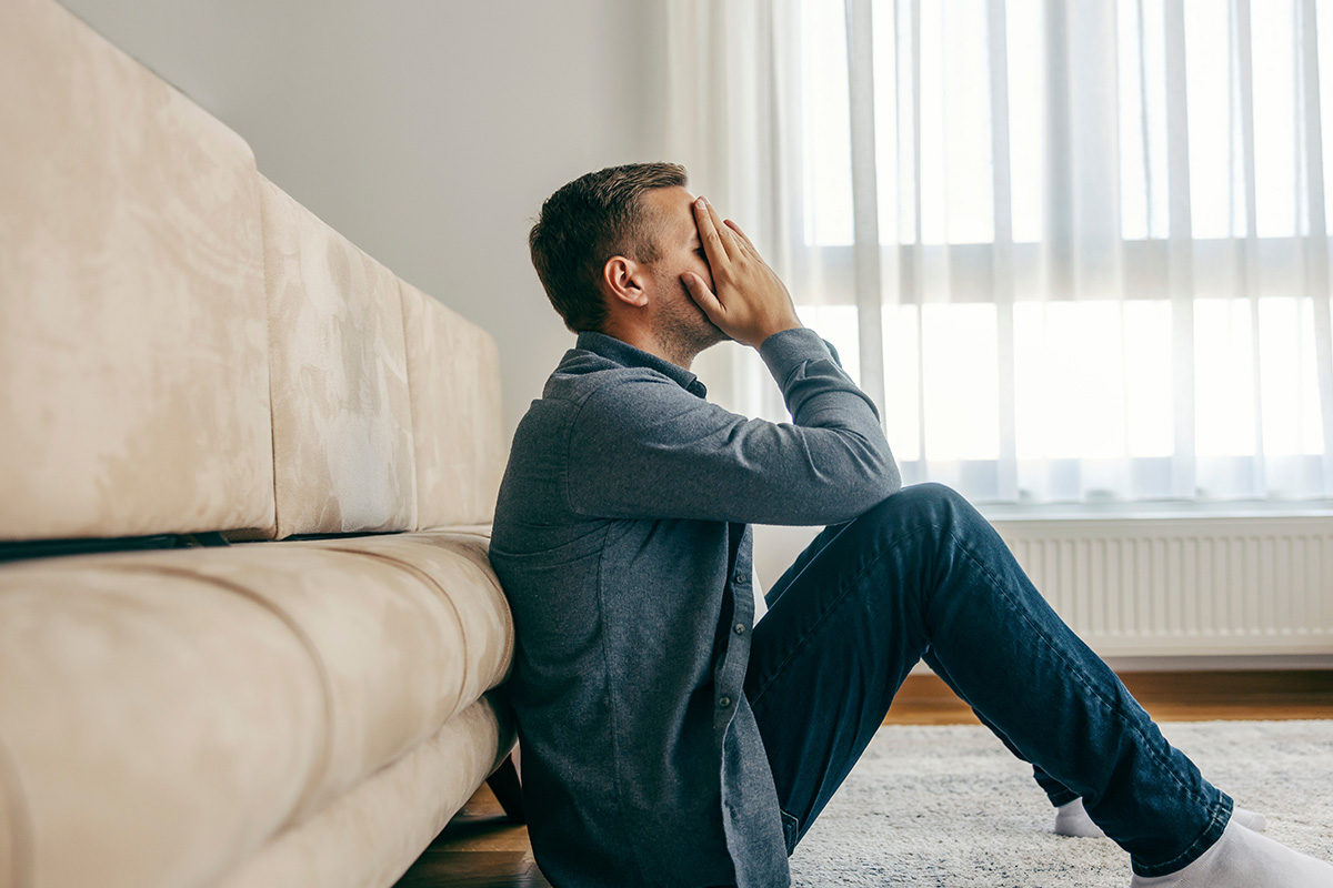 Ein Patient ist besorgt über mögliche Kosten für Zahnbehandlung in der Zahnarztpraxis Podbi344 in Hannover.