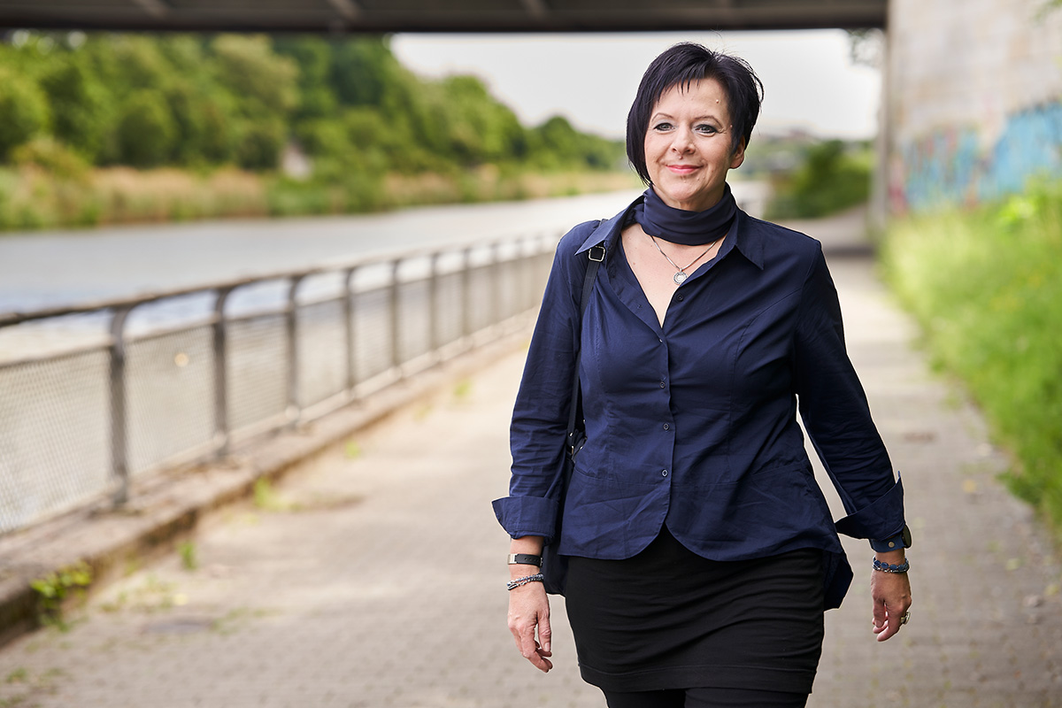 Freundliches Lächeln einer Patientin der Zahnarztpraxis Podbi344 in Hannover, die Wert auf moderne Zahnmedizin legt.